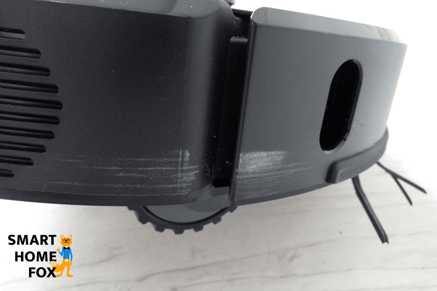 Маленькие царапины и остатки пыли на Roborock S6 MaxV